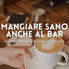 Mani che servono un cappuccino decorato. Scopri cosa prendere al bar a dieta per scelte intelligenti fuori casa.