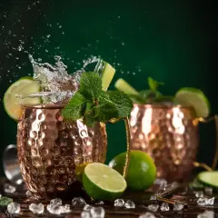 Moscow Mule: lime, menta e zenzero, ingredienti freschi per un cocktail rinfrescante.