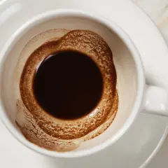Tazza di caffè turco con fondi, pronta per la divinazione. Ecco come usare la turca per leggere il futuro.