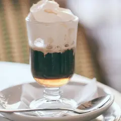 Un bicerin, bevanda torinese, con caffè, cioccolato e crema. La ricetta è un segreto, ma il gusto è inconfondibile.