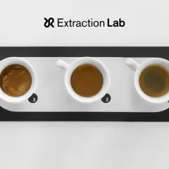 Tre tazzine di caffè espresso, numerate 1, 2 e 3, presentano sfumature di colore e crema. Il caffè è astringente, un'esperienza sensoriale da scoprire.