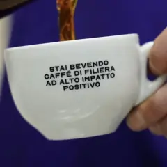 Tazza bianca con scritta "Stai bevendo caffè di filiera ad alto impatto positivo". Un caffè speciale che fa bene.