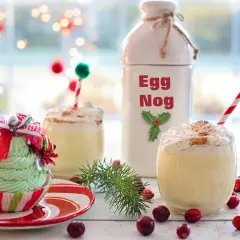 Un bicchiere di eggnog, una tortina natalizia e bacche rosse. La ricetta perfetta per le feste!