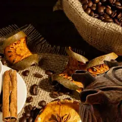 Tazza di caffè fumante, chicchi tostati, cannella e spezie. Una grolla ricetta per un momento di puro piacere.
