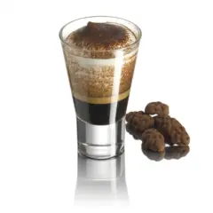 Un bicchierino di caffè con schiuma e cacao, accompagnato da dolcetti al cioccolato.