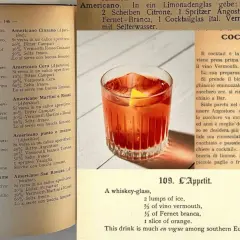Un bicchiere di cocktail rosso con ghiaccio e una fetta d'arancia, accanto a ricette di cocktail e una descrizione della loro storia.