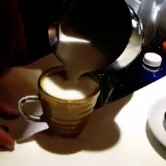 Preparazione di un espressino freddo pugliese: schiuma di latte versata in una tazzina.