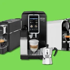 Macchine da caffè Nespresso e una moka Bialetti, pronte per pulire la macchina del caffè nespresso e gustare un ottimo caffè.