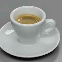 Tazza bianca con caffè espresso e crema, un omaggio a chi ha inventato il caffè espresso.