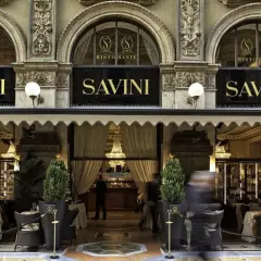 Savini, uno dei bar storici di Milano, con la sua elegante facciata e tavolini all'aperto.