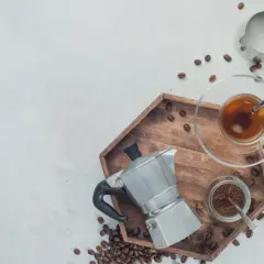La moka pronta per preparare un caffè aromatico. Ecco come funziona la moka: acqua, caffè macinato e calore per un rito quotidiano.