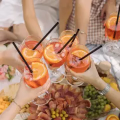Un brindisi con Spritz e stuzzichini per una perfetta serata estiva.