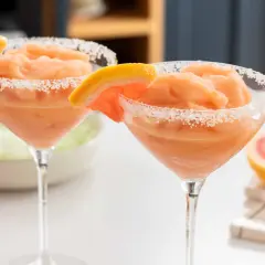 Due cocktail frozen analcolico dolce al pompelmo, con bordo zuccherato e spicchio di agrume.