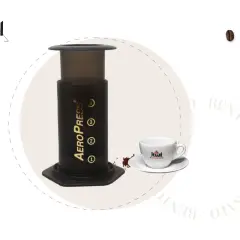 AeroPress per un caffè perfetto. Accanto, una tazzina bianca con logo e chicchi di caffè sparsi.