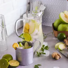 Un rinfrescante mule drink con mele verdi, lime e zenzero, pronto per essere gustato.