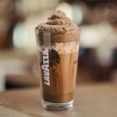 Un bicchiere di Lavazza con un delizioso mocha freddo, coronato da una schiuma cremosa.