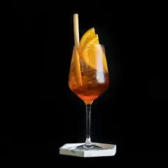 Un rinfrescante Aperol Soda, perfetto per ogni occasione. La ricetta è semplice e il gusto inconfondibile.