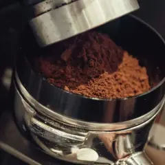 Caffè macinato finemente, pronto per un espresso perfetto. L'essenza del third wave coffee.