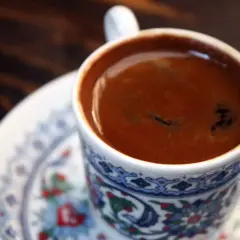 Caffè turco fumante in una tazza decorata, pronto per essere gustato. Scopri come fare il caffè turco senza cezve.
