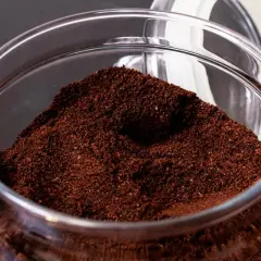 Caffè macinato in un barattolo di vetro, pronto per conservare il caffè avanzato e mantenere il suo aroma.