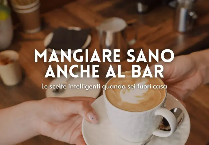 Mani che servono un cappuccino decorato. Scopri cosa prendere al bar a dieta per scelte intelligenti fuori casa.