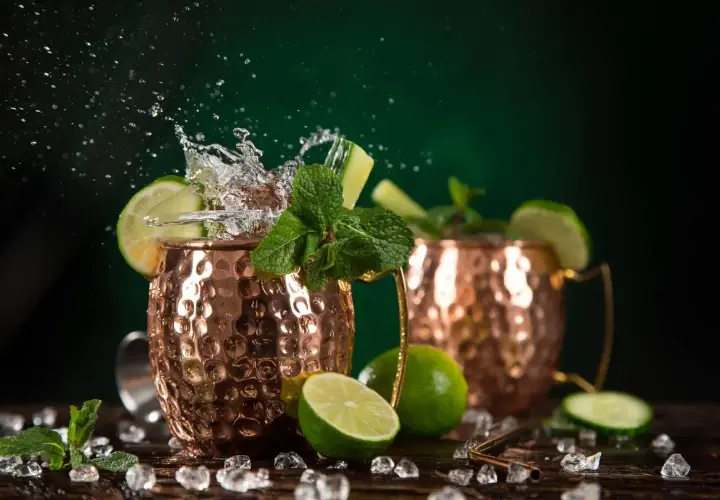 Moscow Mule: lime, menta e zenzero, ingredienti freschi per un cocktail rinfrescante.