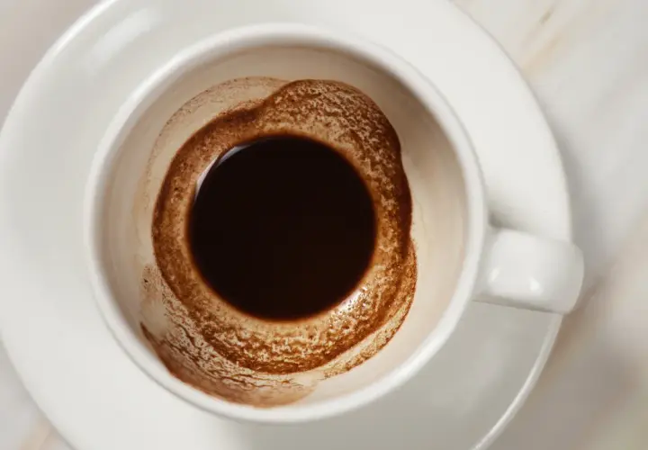 Tazza di caffè turco con fondi, pronta per la divinazione. Ecco come usare la turca per leggere il futuro.