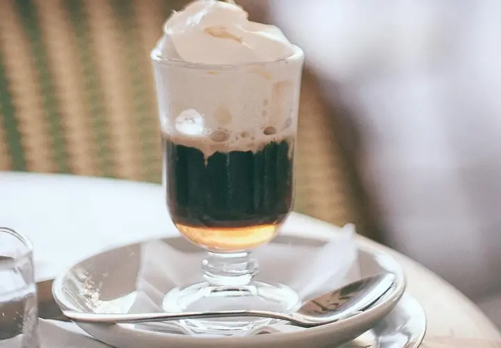 Un bicerin, bevanda torinese, con caffè, cioccolato e crema. La ricetta è un segreto, ma il gusto è inconfondibile.