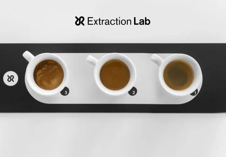 Tre tazzine di caffè espresso, numerate 1, 2 e 3, presentano sfumature di colore e crema. Il caffè è astringente, un'esperienza sensoriale da scoprire.