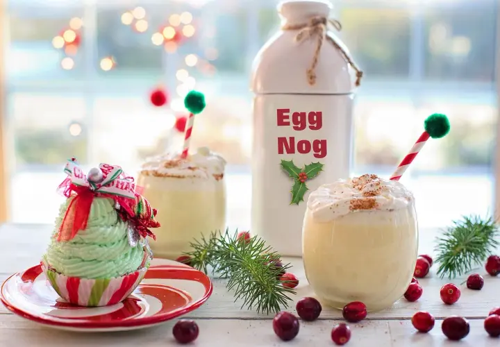 Un bicchiere di eggnog, una tortina natalizia e bacche rosse. La ricetta perfetta per le feste!