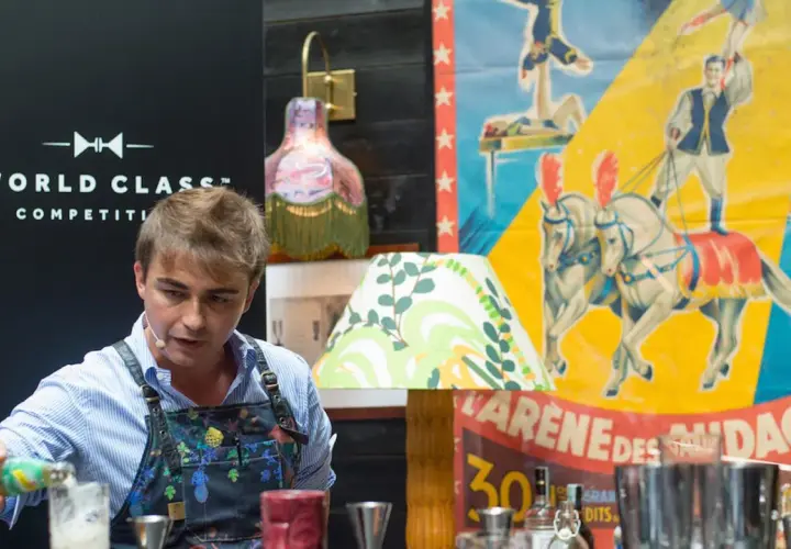 Bartender prepara cocktail difficili con un'atmosfera da circo.
