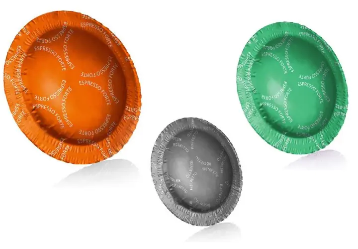 Tre capsule di caffè: arancione, verde e grigia. Alcuni studi suggeriscono che le cialde o capsule cancerogene potrebbero essere un rischio.