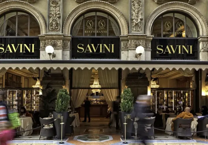 Savini, uno dei bar storici di Milano, con la sua elegante facciata e tavolini all'aperto.