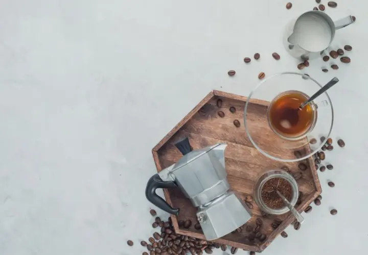 La moka pronta per preparare un caffè aromatico. Ecco come funziona la moka: acqua, caffè macinato e calore per un rito quotidiano.