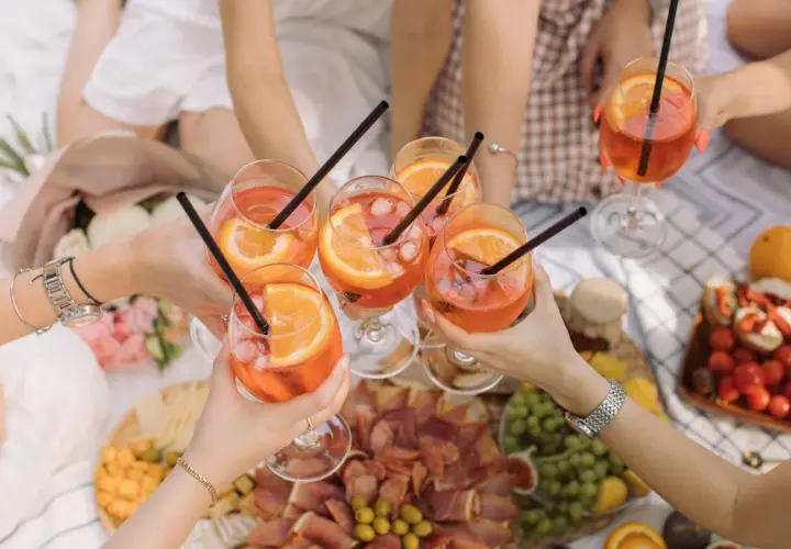 Un brindisi con Spritz e stuzzichini per una perfetta serata estiva.