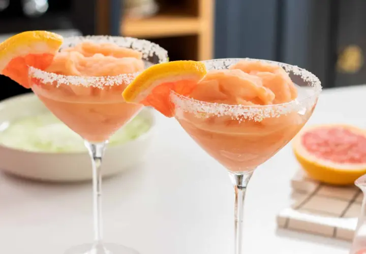Due cocktail frozen analcolico dolce al pompelmo, con bordo zuccherato e spicchio di agrume.