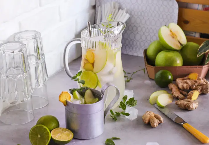 Un rinfrescante mule drink con mele verdi, lime e zenzero, pronto per essere gustato.