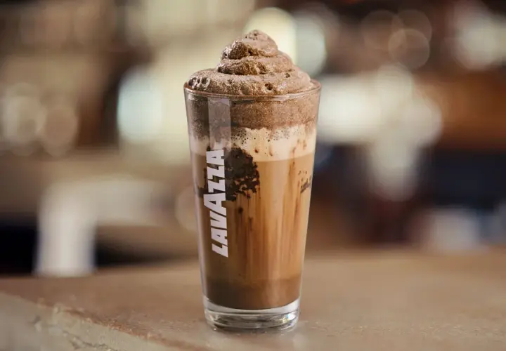 Un bicchiere di Lavazza con un delizioso mocha freddo, coronato da una schiuma cremosa.