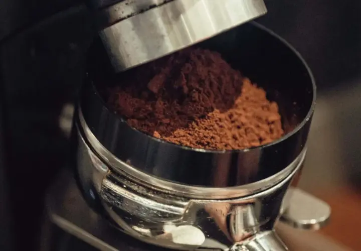Caffè macinato finemente, pronto per un espresso perfetto. L'essenza del third wave coffee.