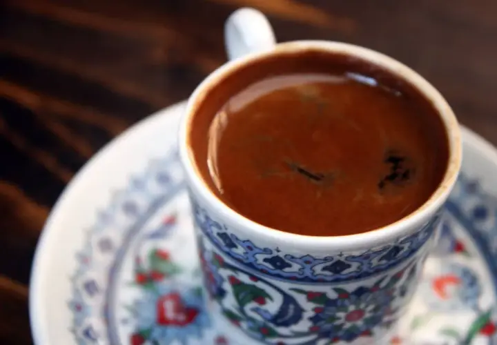Caffè turco fumante in una tazza decorata, pronto per essere gustato. Scopri come fare il caffè turco senza cezve.