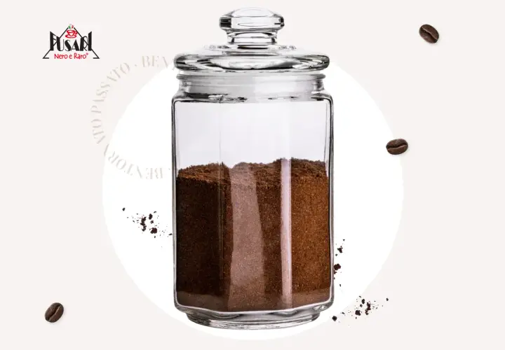 Barattolo di vetro pieno di caffè macinato, ideale per sapere come conservare il caffè macinato e mantenerne l'aroma.