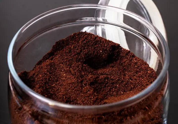 Caffè macinato in un barattolo di vetro, pronto per conservare il caffè avanzato e mantenere il suo aroma.