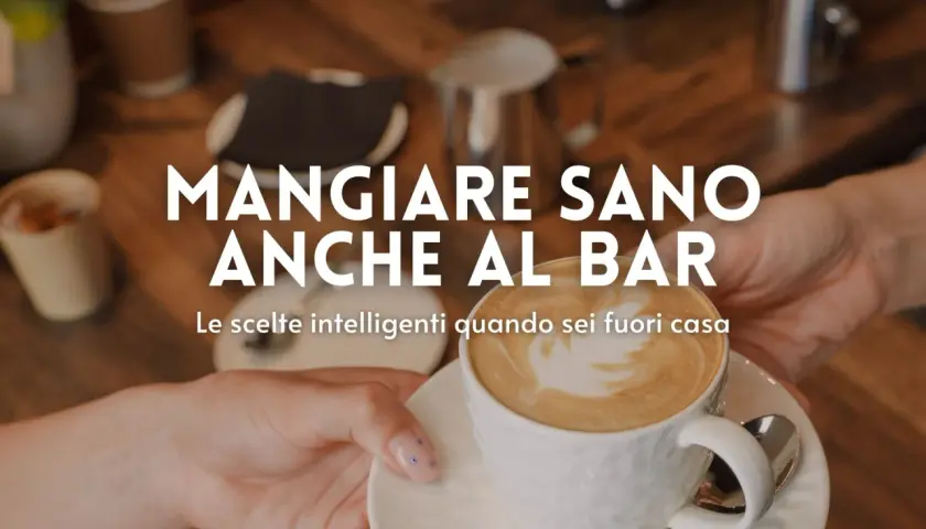 Mani che servono un cappuccino decorato. Scopri cosa prendere al bar a dieta per scelte intelligenti fuori casa.