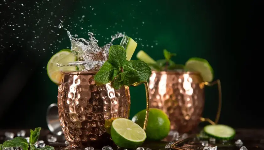 Moscow Mule: lime, menta e zenzero, ingredienti freschi per un cocktail rinfrescante.