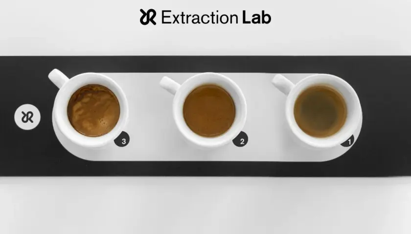 Tre tazzine di caffè espresso, numerate 1, 2 e 3, presentano sfumature di colore e crema. Il caffè è astringente, un'esperienza sensoriale da scoprire.