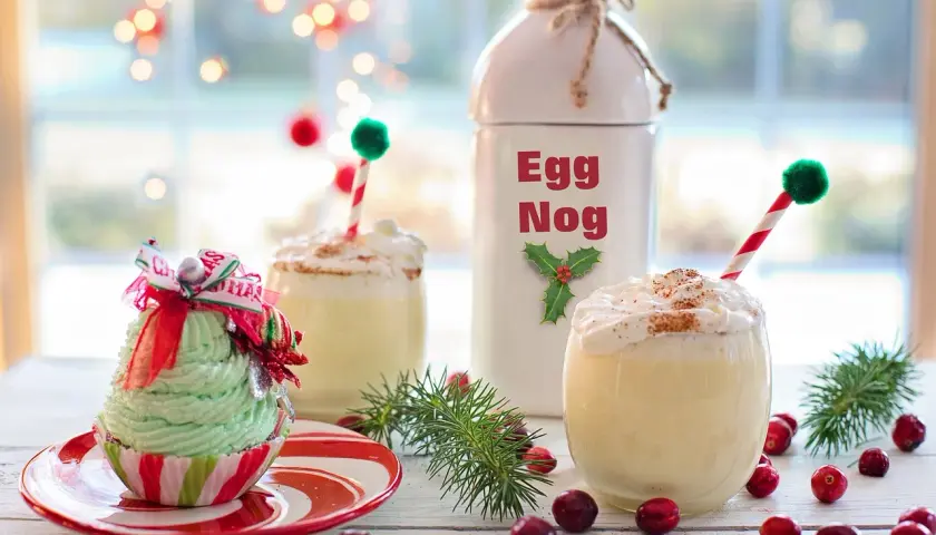Un bicchiere di eggnog, una tortina natalizia e bacche rosse. La ricetta perfetta per le feste!