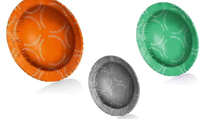 Tre capsule di caffè: arancione, verde e grigia. Alcuni studi suggeriscono che le cialde o capsule cancerogene potrebbero essere un rischio.