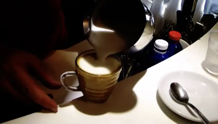 Preparazione di un espressino freddo pugliese: schiuma di latte versata in una tazzina.