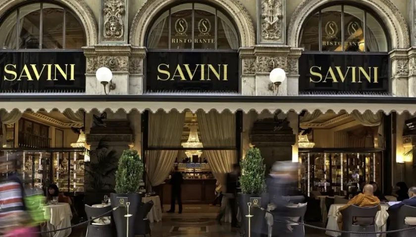 Savini, uno dei bar storici di Milano, con la sua elegante facciata e tavolini all'aperto.
