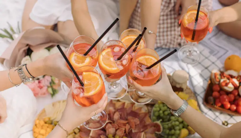 Un brindisi con Spritz e stuzzichini per una perfetta serata estiva.
